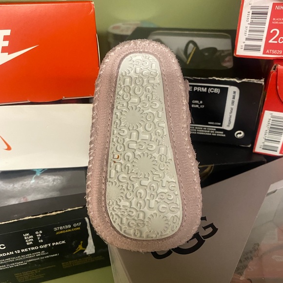 Ugg - Picture 4 of 6